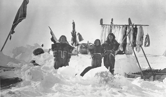 Photo: Snowhouse of Uluksoak and three Copper Inuit women at Bernard Harbour, Northwest Territories (Nunavut). Canadian Museum of History Archives.
