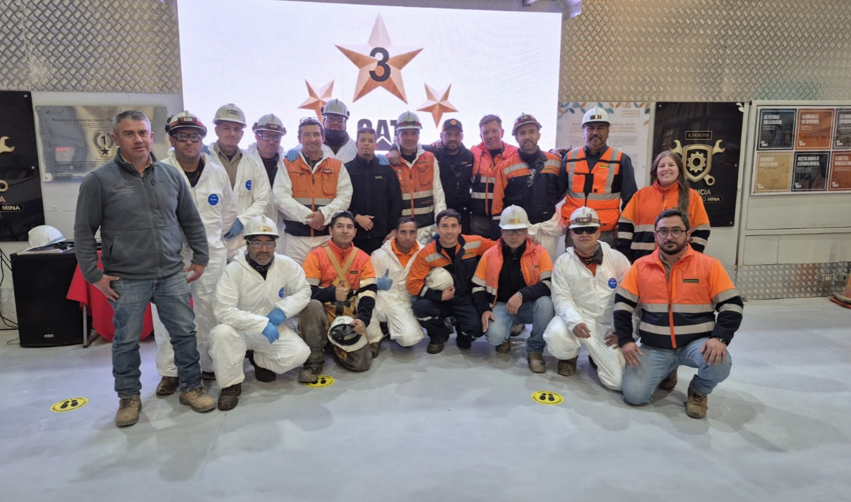 Kinross La Coipa received a significant milestone at the start of the year by achieving the Caterpillar three-star certification for its Mobile Equipment Workshop, marking the first Kinross operation to achieve this distinction, and follows the teams first Caterpillar star certification that was received in 2025. The certification was awarded to the team based on their high standards related to pollutant controls, fluid management, equipment reliability, operational practices, training and development and a culture rooted in continuous improvement, safety and technical excellence. “This achievement in our maintenance processes is not circumstantial or the result of an isolated effort, but rather the outcome of systemic, disciplined management aligned with world-class standards in mining,” said Roberto Pino Gómez, Mine Maintenance Manager, La Coipa. “I would like to express my sincere gratitude to the entire team for this extraordinary achievement and their courage, discipline and clarity in pursing their goals that made this achievement possible. I am deeply proud to belong to this group of exceptional people.” Captured above, the Mobile Equipment Workshop team celebrates the Caterpillar three-star certification! 