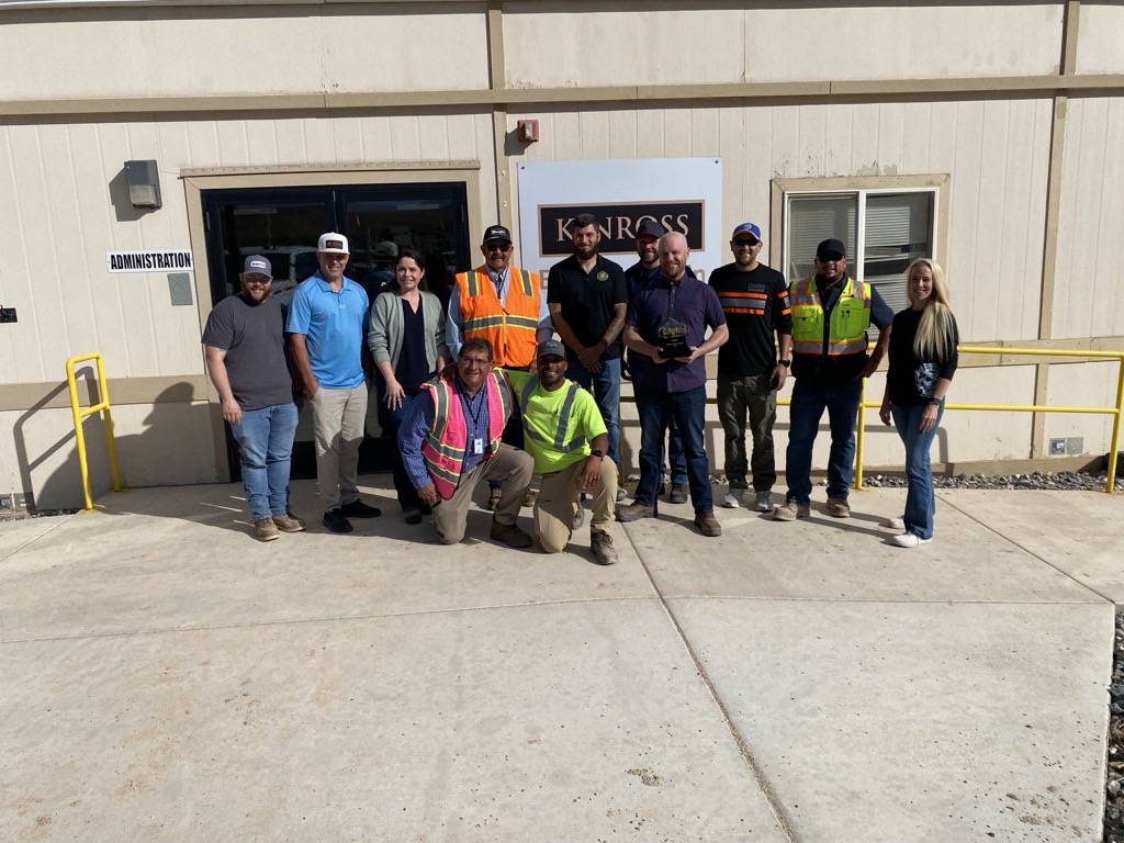 Kinross Paracatu celebrates receiving the COO Excellence Award on site