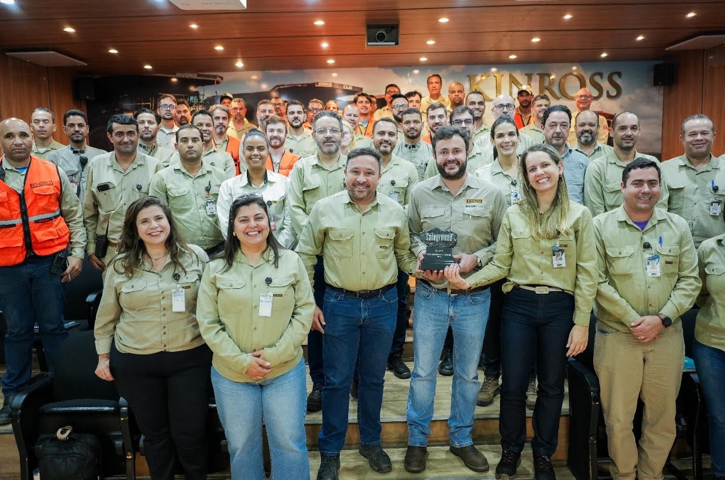 Kinross Paracatu celebrates receiving the COO Excellence Award on site
