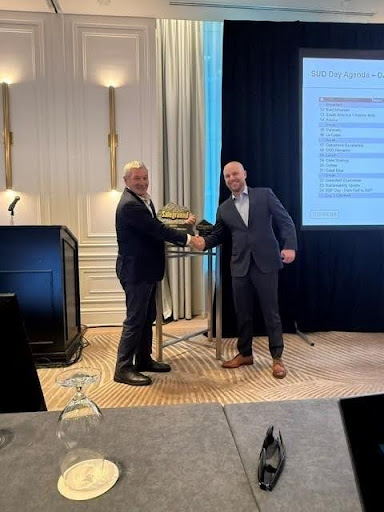 Jarrett Kemmerly, Vice-President and General Manager, Bald Mountain, accepts the 2025 CEO Safety Award from Paul Rollinson, CEO. 
