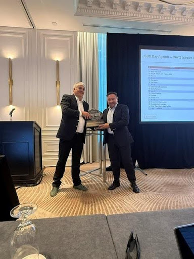 Rodrigo Gomides, Vice-President and General Manager, Paracatu, accepts the 2025 COO Excellence Award from Claude Schimper, Executive Vice-President and Chief Operating Officer
